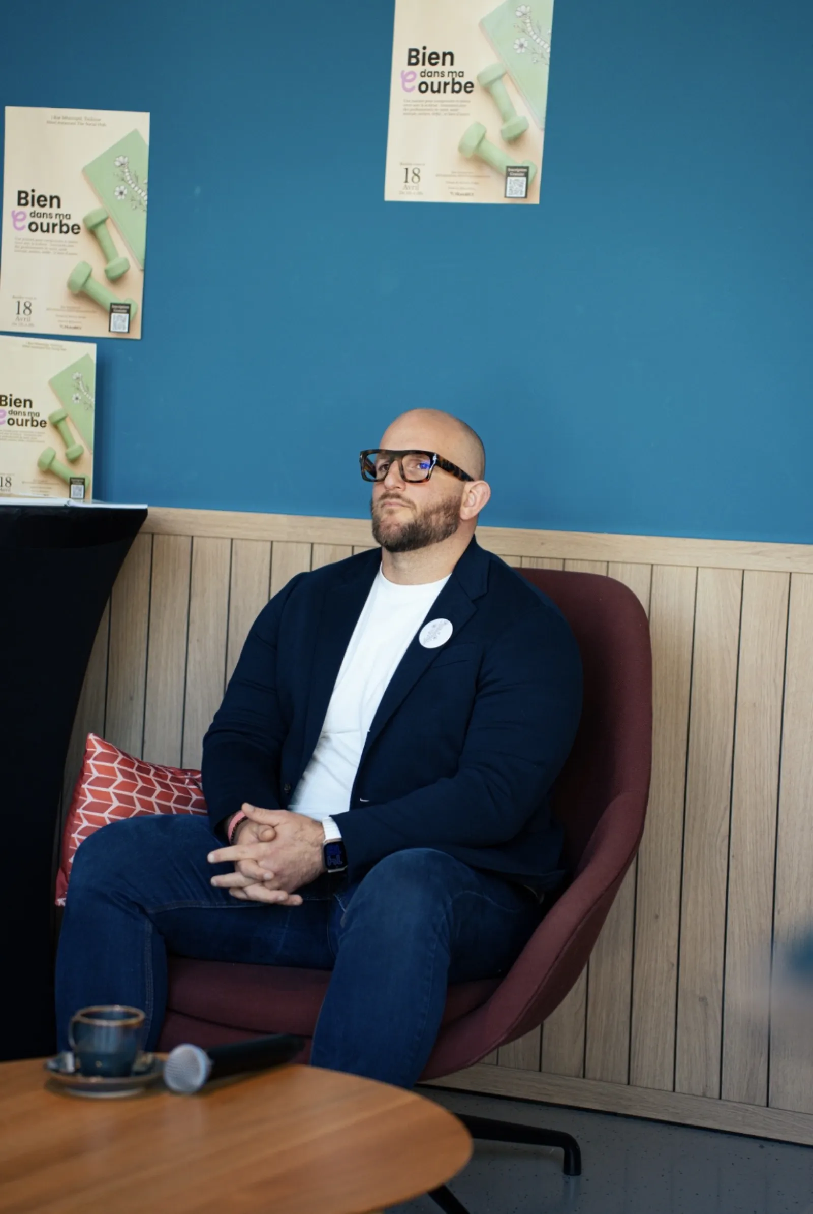 Un intervenant assis dans un fauteuil