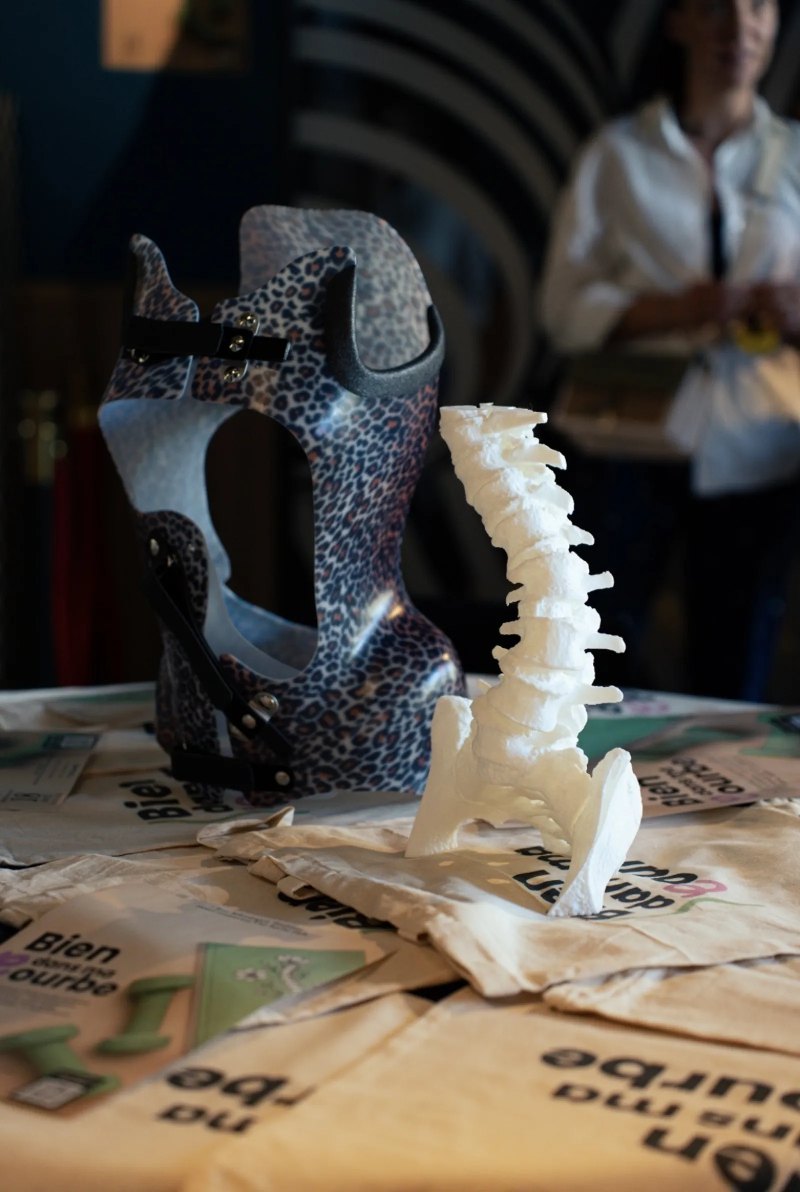 Corset et sculpture de colonne vertébrale